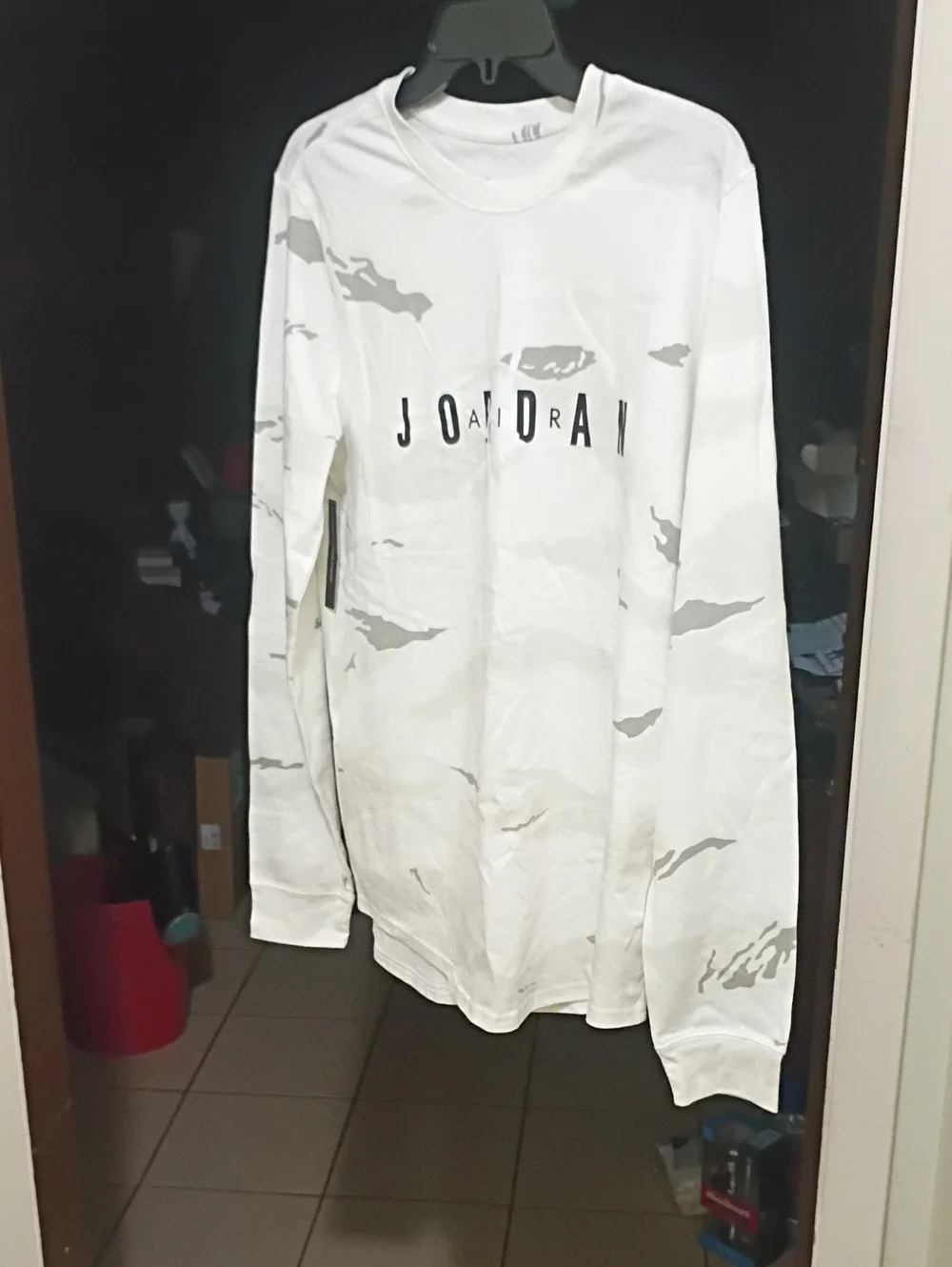 Jordan Long-Sleeve Camouflage Graphic Tee in Off-White and Light Gray